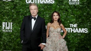 Хилария Болдуин скандализира с прекалено къса и разголена рокля – Упрекнаха я, че не отива на възрастта ѝ