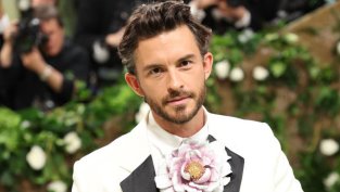 Джонатан Бейли стана първият открит гей, обявен за най-секси мъж на списание People