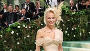 Памела Андерсън – естествена, красива и женствена на корицата на коледния брой на Vogue Scandinavia