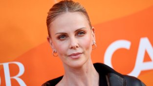 50-годишната Чарлийз Терон изглежда по-млада от всякога на нови селфита