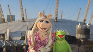 Изненада – Ема Стоун и Дженифър Лорънс снимат филм за Мис Пиги от „Мъпет Шоу“