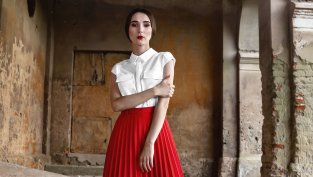 Най-стилните начини да носите дълга плисирана пола през новия сезон