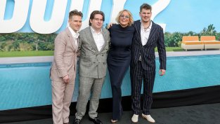 Семейна приказка – Шарън Стоун и тримата ѝ синове на червения килим