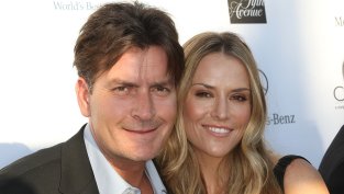 Бившата на Чарли Шийн – Брук Мюлер – твърди, че актьорът ѝ дължи 15 милиона долара