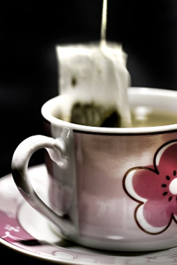 Пиенето на чай е малкото чудо на деня, но нека не е по време на хранене. Снимка: СВ