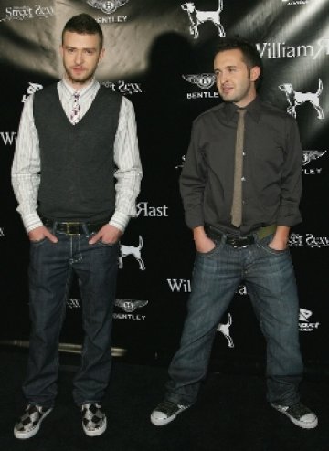 V-образни деколтета и риза. Взривяващо стилно. Снимки: Gettyimages/Guliver