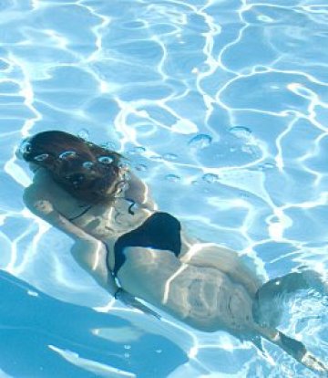 Плуването е страхотен спорт, който ще ви помогне в борбата с излишните килограмни. Снимка: AMY