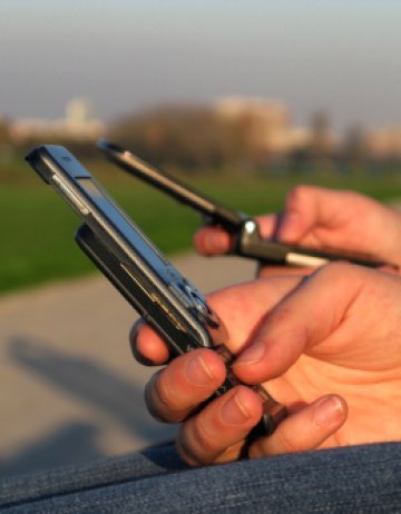 Ако се окаже, че и двамата пишете sms-и,а не си говорите, по-добре си вземете довиждане веднага. Снимка: SXC