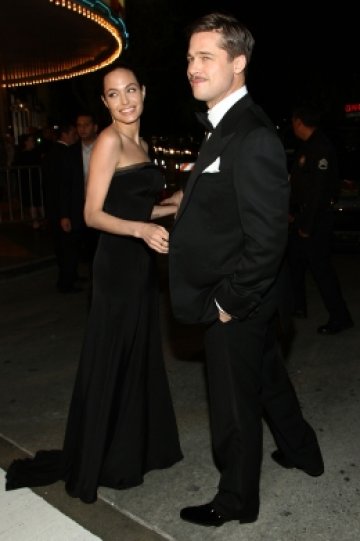 Той продължава да ходи с мустаци. Но пък не се кара с Анджелина и децата. Снимка: Gettyimages/ Guliver