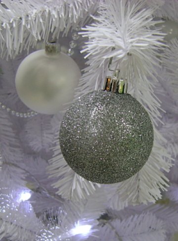 Две коледни играчки до монитора и коледното настроение е на линия. Снимка: Tialoto.bg