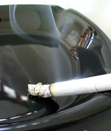 Цигарите са вреден навик за всички, но жените ги отказват по-трудно от мъжете. Снимка: sxc