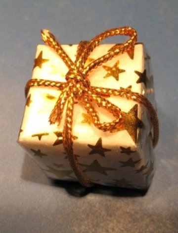 Подаръци, подаръци, тихичко валят, а кой знае защо ние сипем рими. Снимка: SXC