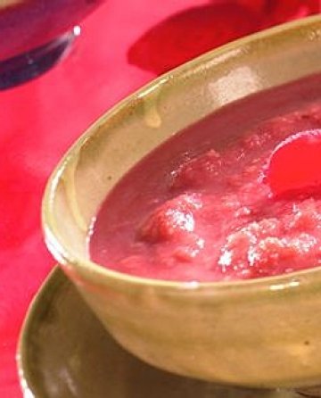 Вкусен засищащ обяд и лека вечеря. Червената разновидност на супа борш. Снимка: AMY