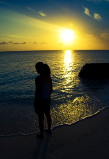 Все още не можем да се разхождаме по плажа по изгрев, но можем да си правим упражнения за тонус. Снимка: SXC