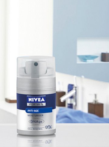 Неговият крем против стареене. Снимка: NIVEA