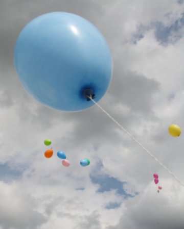 Балоните са красиви само когато са в небето, а не под ризата. Снимка: SXC
