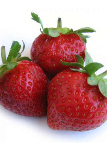 Ягодите имат лек ексфолиращ ефект и миришат на лято. Разкошно. Снимка: SXC