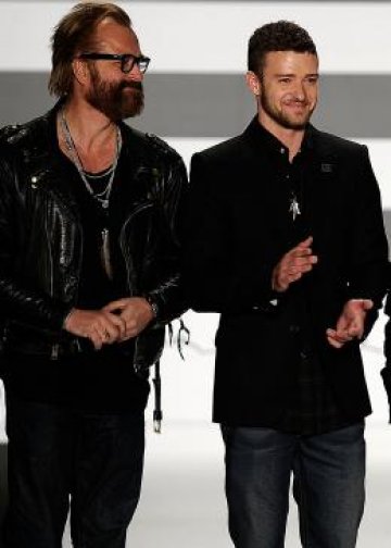 Джъстин и един от дизайнерите на William Rast закриват ревюто. Снимка: Gettyimages/ Guliver