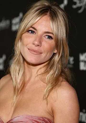 Сиена Милър винаги ни е била симпатична, а щом се забавлява шумно печели още точки. Снимка: GettyImages/Guliver