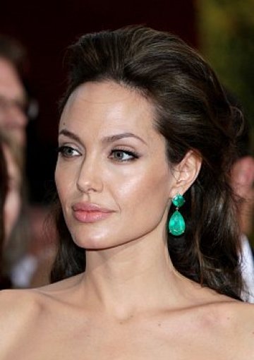 Големите обици са красиви, но разтягат ушите ви