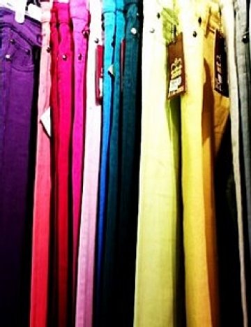 Съчетайте ги с изчистена блуза или потник, а за повече изящност и със заоблени обувки на висок и по-дебел ток. Снимка: AMY