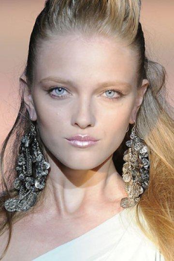 Бъдете внимателни с големите обици, за да не се стига до чичо доктор. Снимки: style/AMY