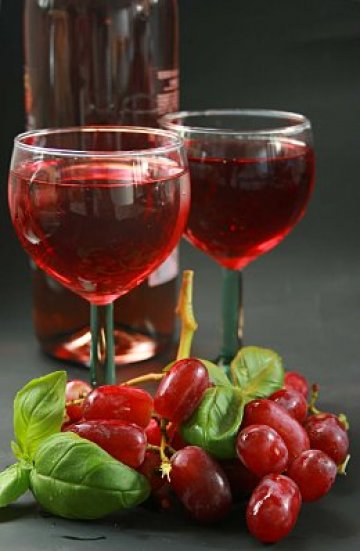 Червеното вино ни е любимо не само заради вкуса, но и заради полезните си качества. Снимка: sxc