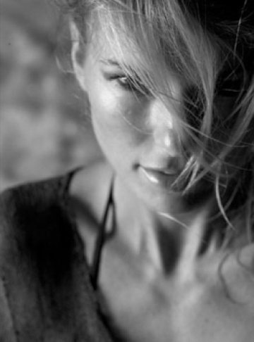 Слънчево момиче, след залез слънце. Снимки: AMY