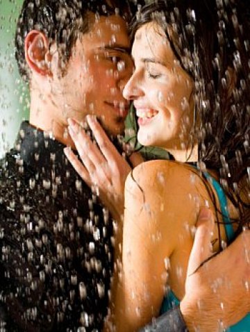 Дъждът има и своите предимства - изостря паметта и е добър повод за среща с непознат. Снимка: Dreamstime