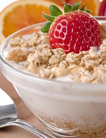 Идеалната закуска - мюсли с мляко и ягоди. Ммм... Снимка: Dreamstime