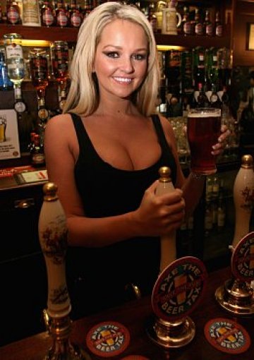 Приятно ни се вижда джени да налива бира... Снимки: GettyImages/Guliver, AMY