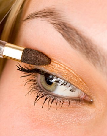 Гримът се съобразява с цвета на роклята. Снимка: Dreamstime