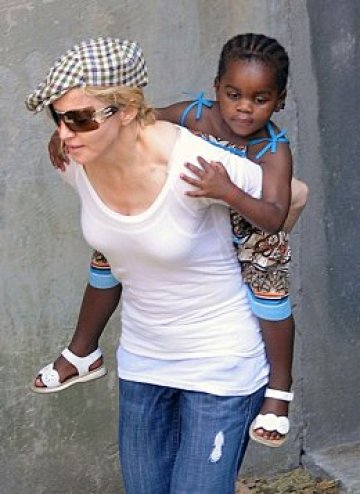 Малката Мърси яхна Мадона в Лондон. По този повод Гай Ричи нарича хлапето Коала. Снимка; СВ