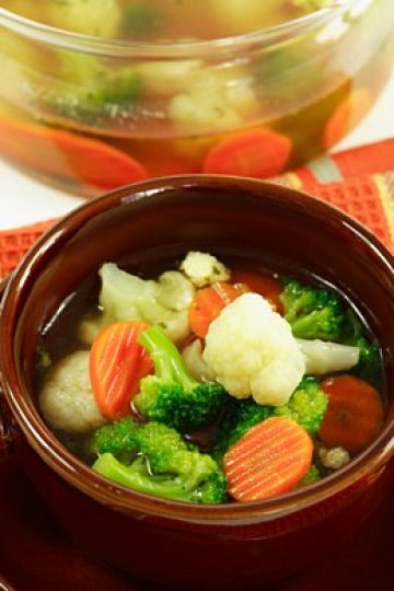 Зеленчуковата супа или пък салата са перфектно начало на всяко хранене. Снимка: Dreamstime