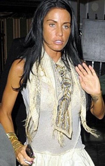 Кейти Прайс изглежда съсипана и пожелаава щастие на Питър през зъби. Снимка: BPP