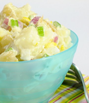 Малко тежка, достатъчно хранителна и изключително вкусна салата. Снимка: dreamstime