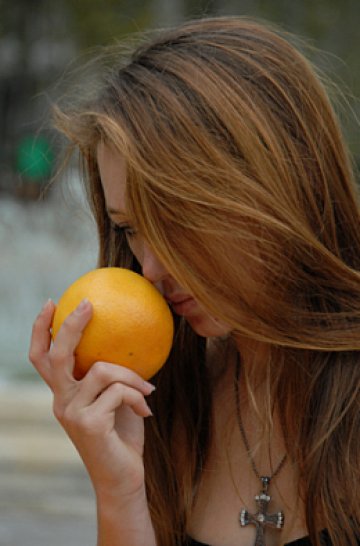 Ново изследване сравни киселината в цитрусите с агресивните избелващи продукти за зъби. Снимка: dreamstime