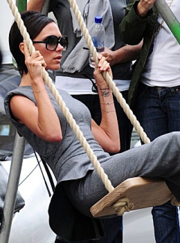 И в дъжд, и в слънце, Виктория не сваля огромните се слънчеви очила. Снимки: AMY