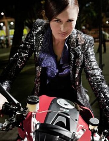 Олга с пайети и мотор. Ултра секси. Снимки: latemag