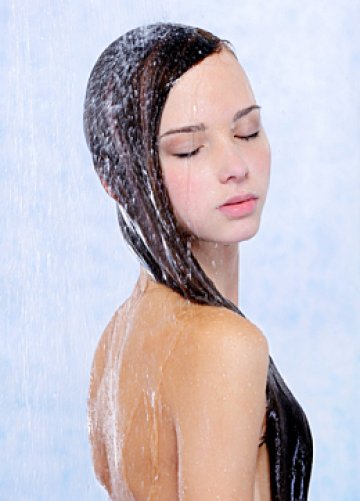 Оставете за малко настрана домашните помади и се доверете на висококачествената козметика за коса, с която вашият фризьор работи. Снимки: dreamstime