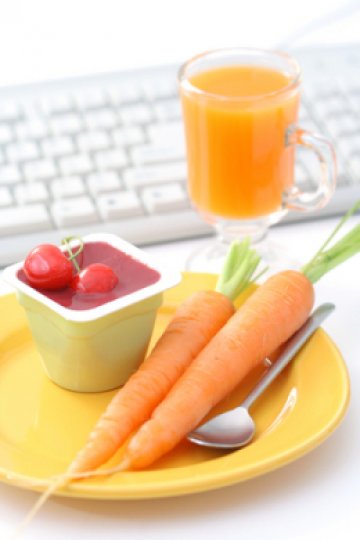 Може да хрупате пред монитора само моркови. Друго не разрешаваме. Снимка: Dreamstime