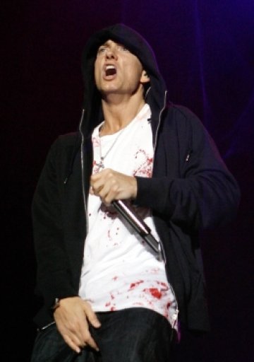 Играе и докато пее. Снимка: Getty Images/ Guliver