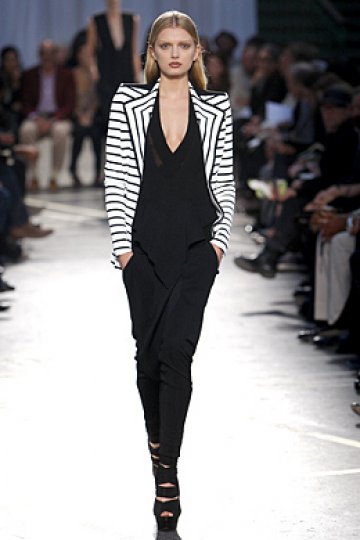 Лили Доналдсън в сако и гащеризон на Givenchy. Снимки: Style