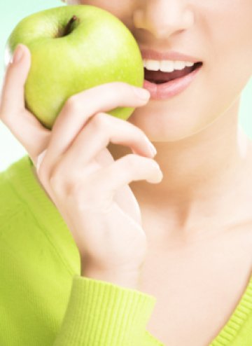 Зелената ябълка помага и срещу мазна кожа. Снимка: Dreamstime