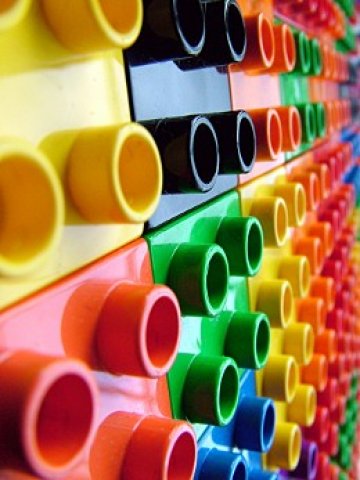 Пластмасовите тухлички 4х2-основа за оригинални джаджи за дома. Снимка:sxc