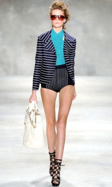 Секси в мини размер. Снимка; Fashion