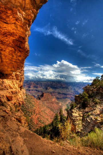Контрастът между синьо небе и оранжеви скали е величествен. Снимка: Dreamstime