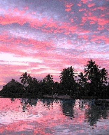 Залезът се оглежда романтично във водата. Снимки: PicsTropical