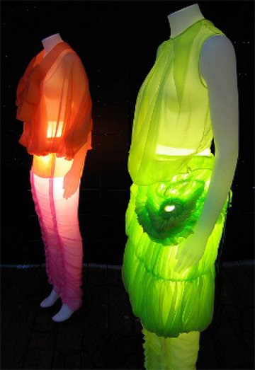 A колекцията за есен-зима 2010 бе светлинно шоу. Снимки: Fashion