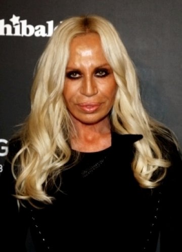 Донатела претупа покупката на очила. Снимка: Gettyimages/Guliver